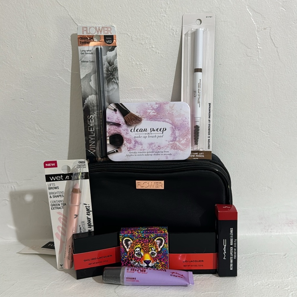 New 10 pc make up bundle with cosmetic case